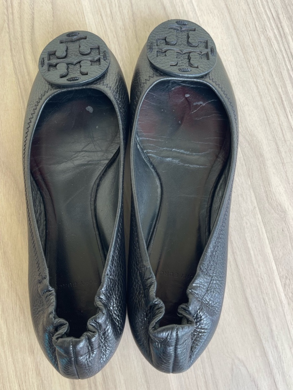Tory Burch Black Pebbled Leather Logo Ballet Flats - Picture 2 of 11